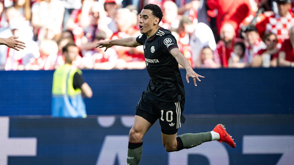 Jamal Musiala jubelt nach dem 3:3 im Bundesliga-Spiel des FC Bayern beim 1. FSV Mainz 05