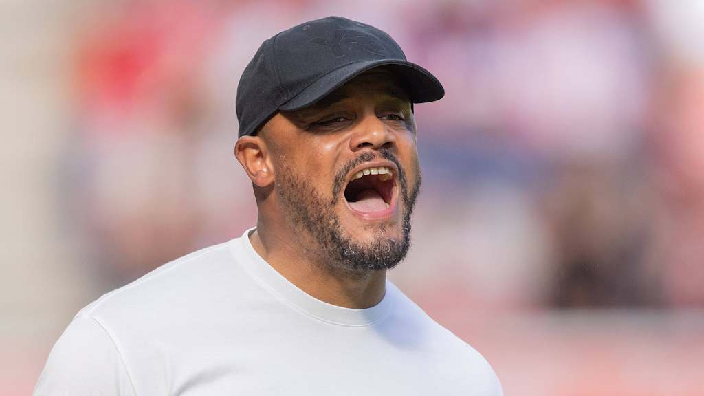 Vincent Kompany jubelt nach dem Bundesliga-Sieg des FC Bayern beim 1. FSV Mainz 05.