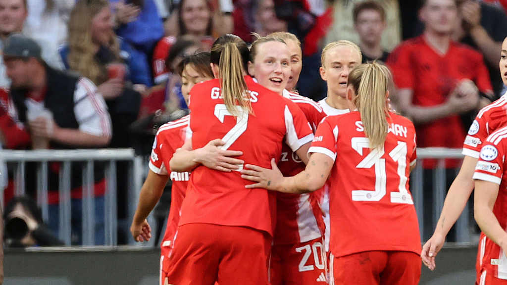 Franziska Kett bejubelt mit ihren Mannschafskolleginnen den Treffer gegen Barcelona.
