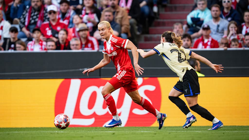 Pernille Harder führt den Ball.