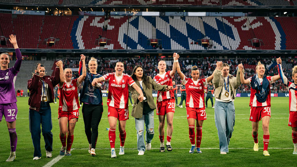 Die FC Bayern bejubeln das Remis gegen Barcelona