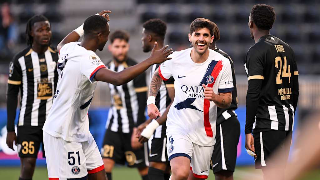 Lucas Beraldo bejubelt sein Tor im Spiel von PSG gegen Angers.
