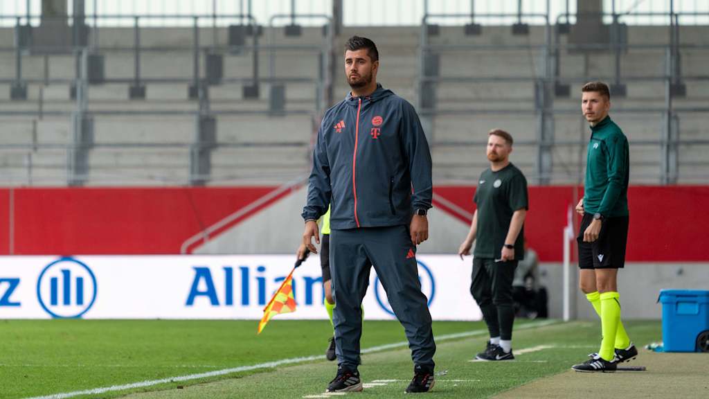 Peter Gaydarov blickt auf das Spielgeschehen.