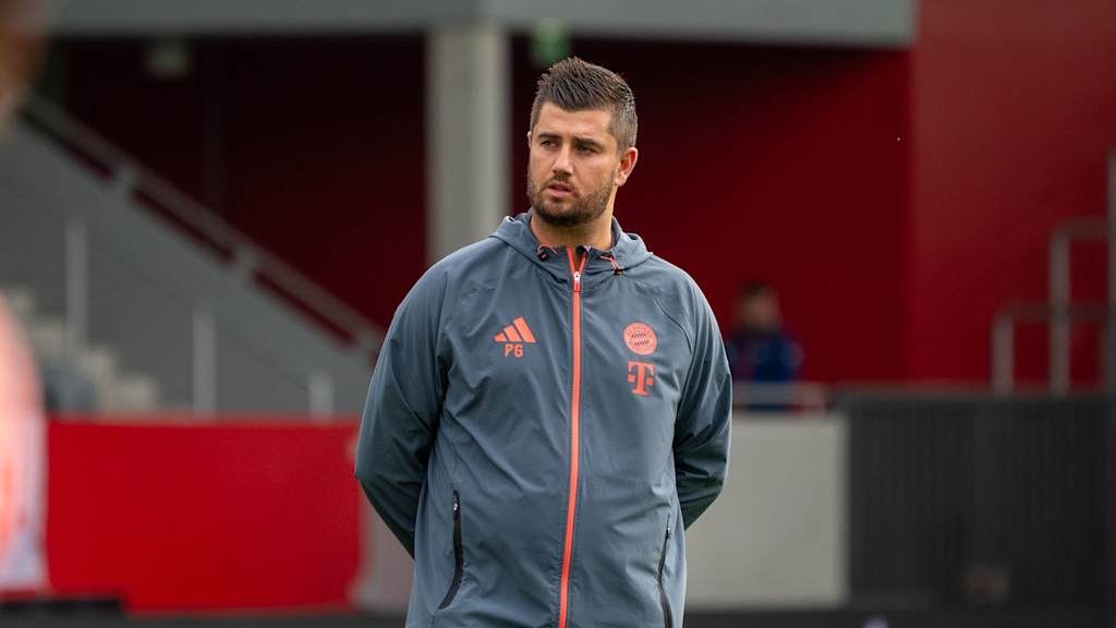 Peter Gaydarov schaut nach links.