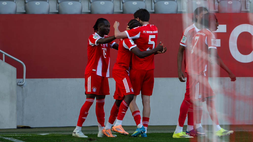 Die U19 des FC Bayern jubelt als Gruppe.