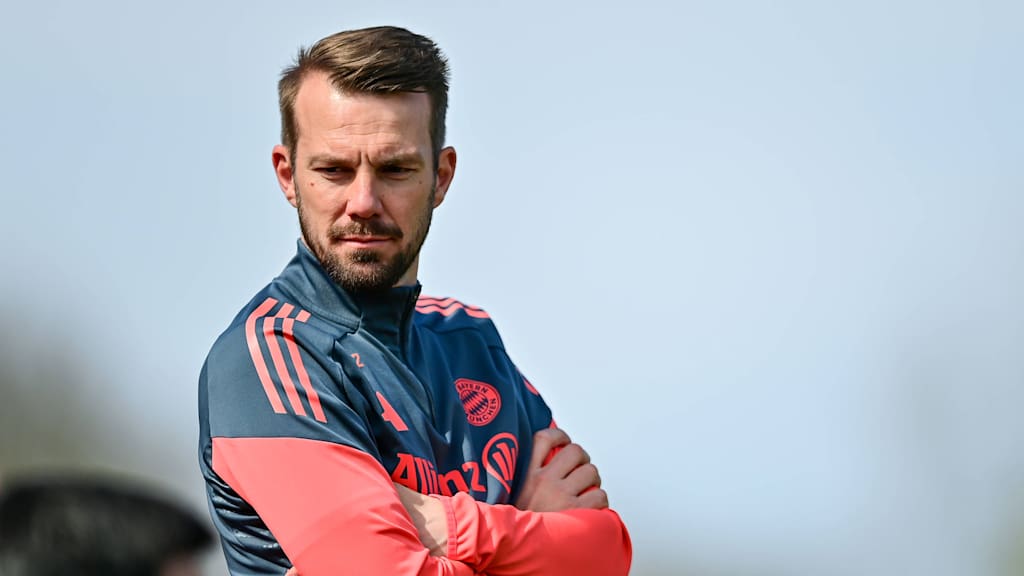 Jérôme Reisacher am Spielfeldrand.