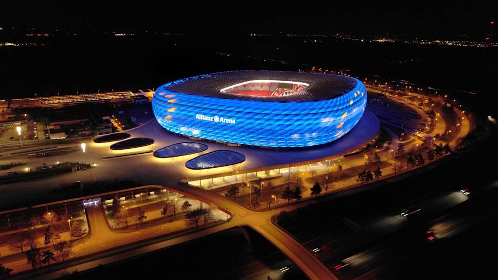 Allianz Arena leuchtet am 09. Mai in Blau und Gelb auf der Fassade