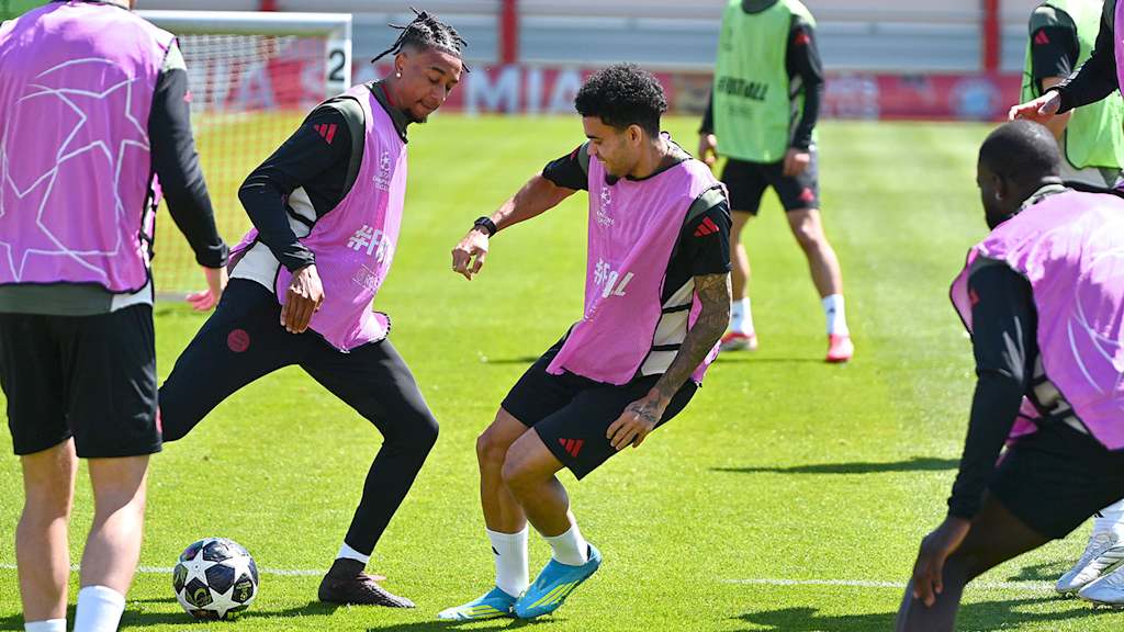 Michael Olise und Luis Díaz im Zweikampf um den Ball im Training des FC Bayern