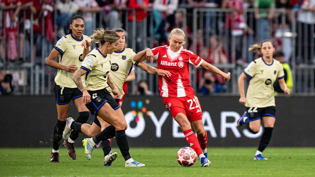 Pernille Harder im Zweikampf.
