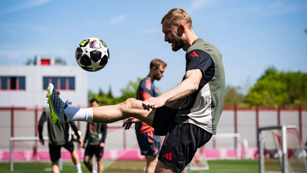 Konrad Laimer jongliert mit einem Ball