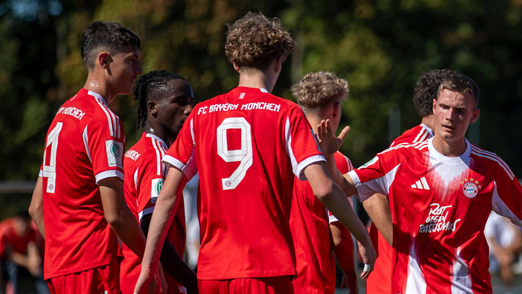 Die FC Bayern U17 bejubelt einen Treffer.
