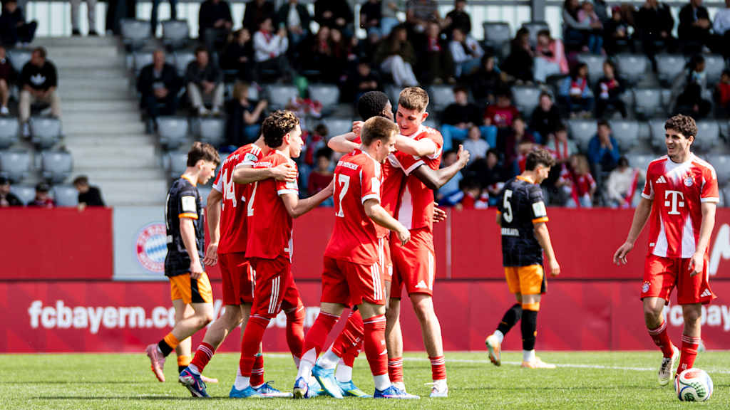 Die U17 Junioren jubeln nach einen Treffer gegen Kaiserslautern.