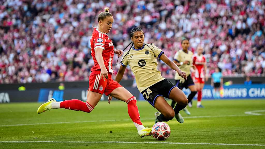 Giulia Gwinn im Zweikampf während des Duells gegen den FC Barcelona.
