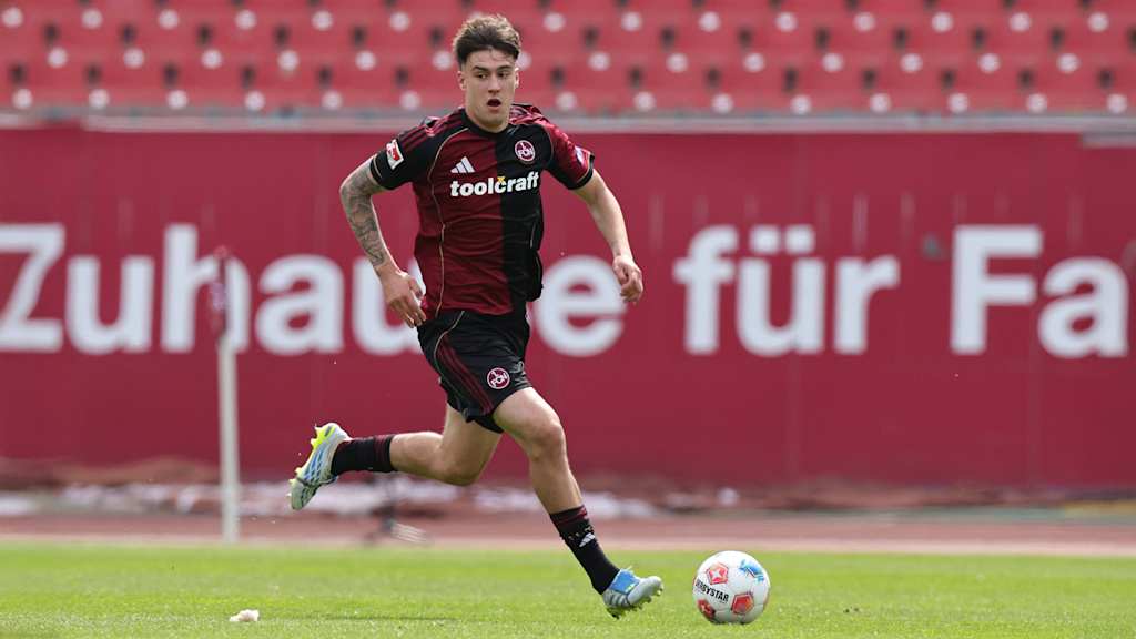 Fernández dribbelt mit dem Ball am linken Fuß.