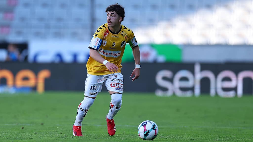 Nasrawe dribbelt mit dem Ball am rechten Fuß.