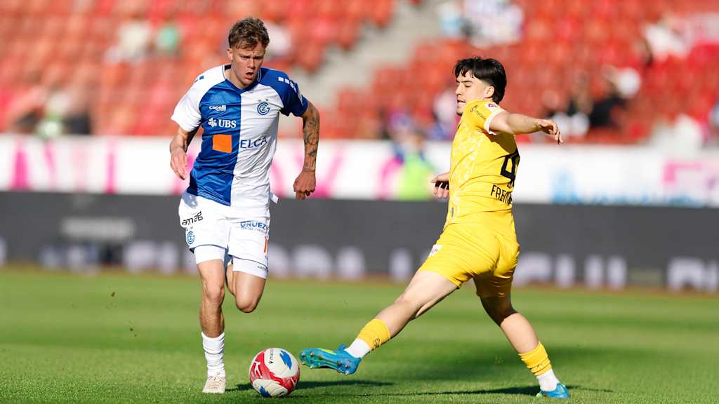 Asp Jensen zieht an seinem Gegenspieler vorbei.