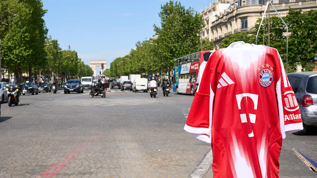 Ein FC Bayern-Trikot hängt auf einer Säule, im Hintergrund Straßen in Paris