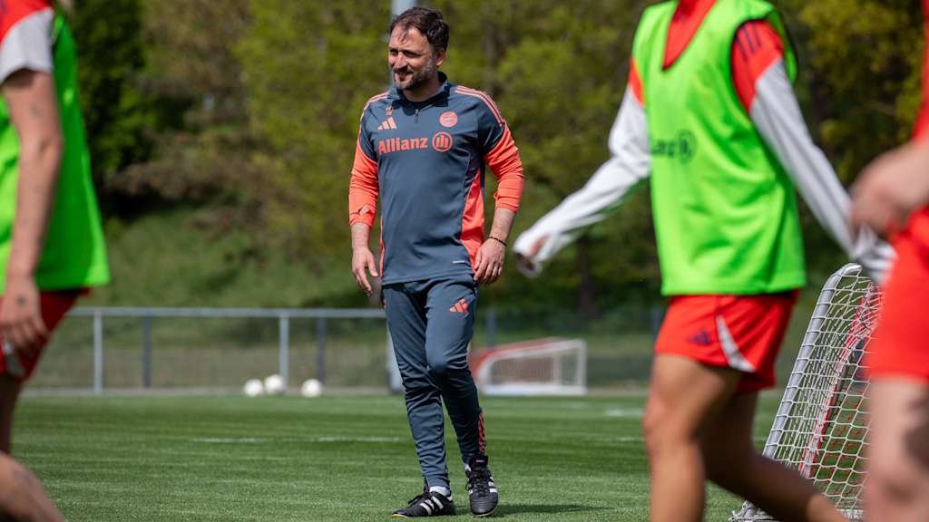José Barcala bei einer Trainingseinheit am FC Bayern Campus.