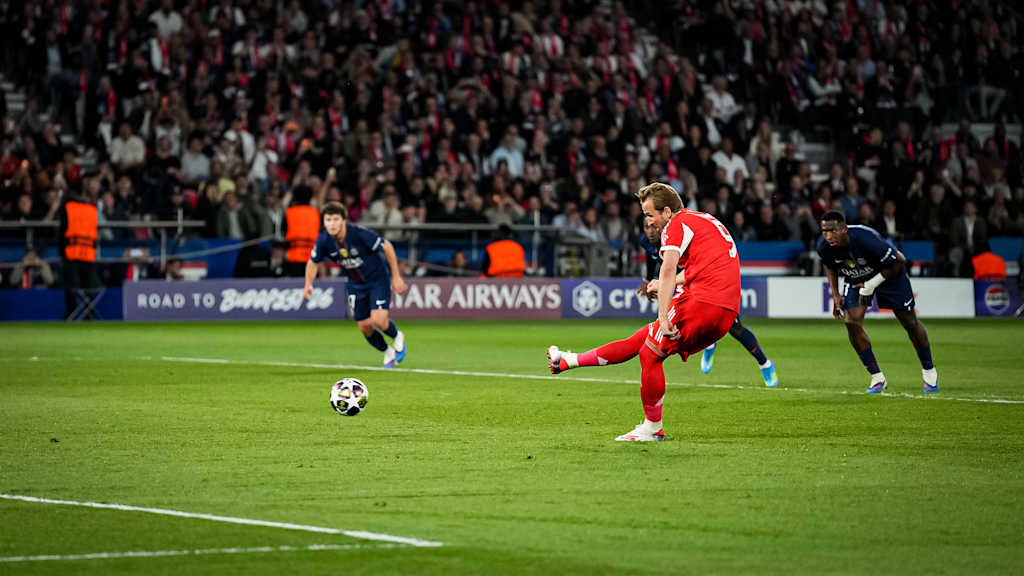 Harry Kane trifft zum Elfmeterpunkt während des Halbfinal-Hinspiels des FC Bayern in der Champions League bei Paris Saint-Germain