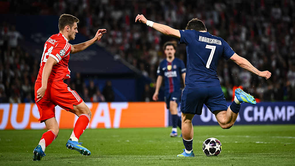 Chwitscha Kwarazchelia trifft zum 1:1 während des Halbfinal-Hinspiels des FC Bayern in der Champions League bei Paris Saint-Germain
