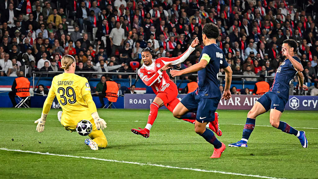 Michael Olise vergibt im Eins-gegen-Eins während des Halbfinal-Hinspiels des FC Bayern in der Champions League bei Paris Saint-Germain