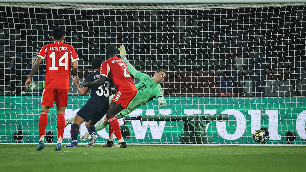 Manuel Neuer hat beim Kopfball von João Neves das Nachsehen während des Halbfinal-Hinspiels des FC Bayern in der Champions League bei Paris Saint-Germain