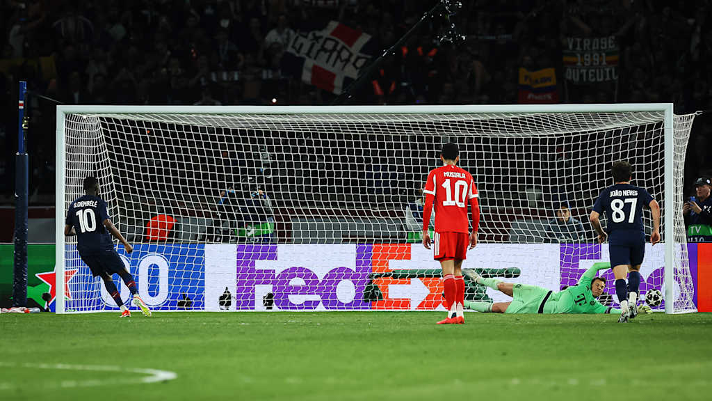 Ousmane Dembélé trifft vom Punkt während des Halbfinal-Hinspiels des FC Bayern in der Champi-ons League bei Paris Saint-Germain