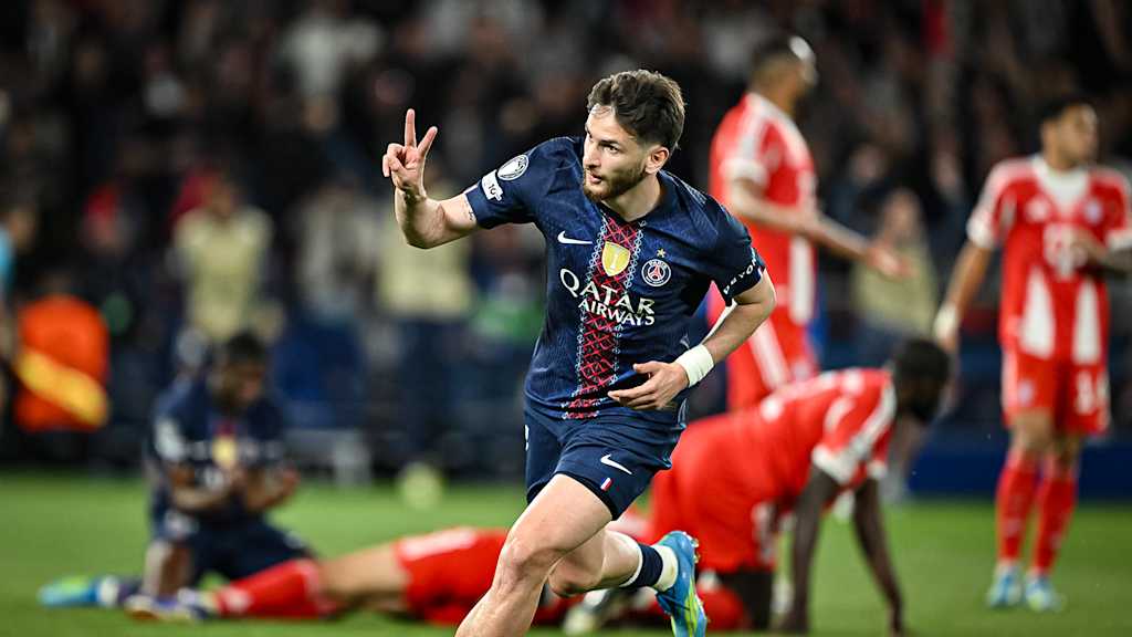 Chwitscha Kwarazchelia jubelt während des Halbfinal-Hinspiels des FC Bayern in der Champions League bei Paris Saint-Germain