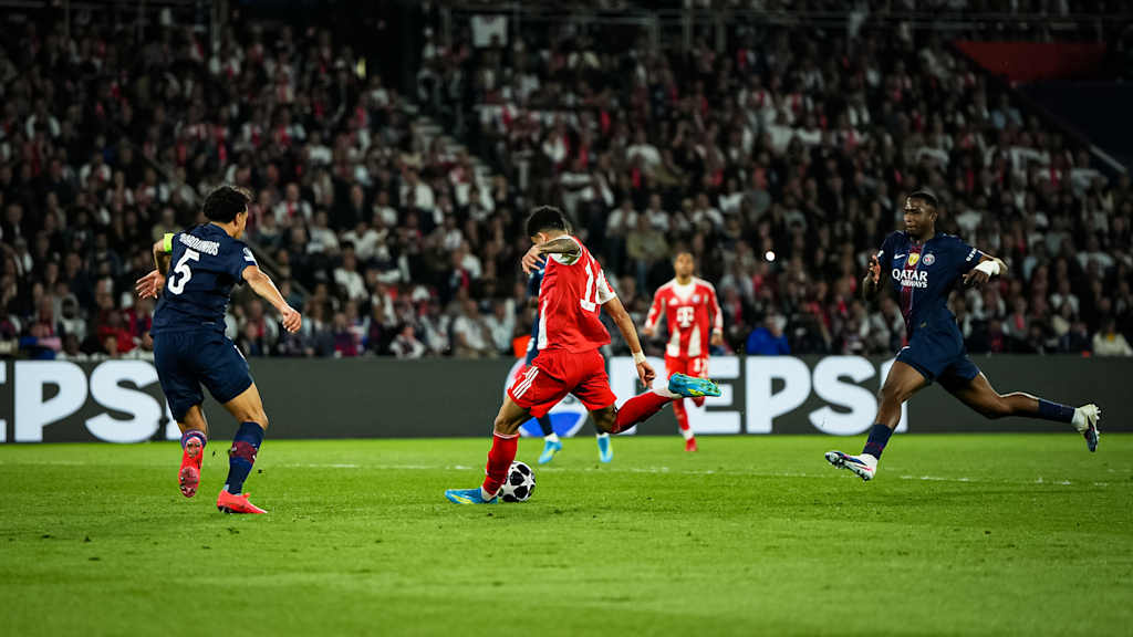 Luis Díaz trifft zum 5:4 während des Halbfinal-Hinspiels des FC Bayern in der Champions League bei Paris Saint-Germain