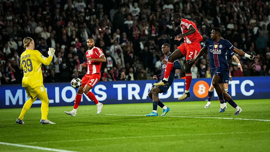 Dayot Upamecano köpft zum 5:3 ein während des Halbfinal-Hinspiels des FC Bayern in der Champions League bei Paris Saint-Germain