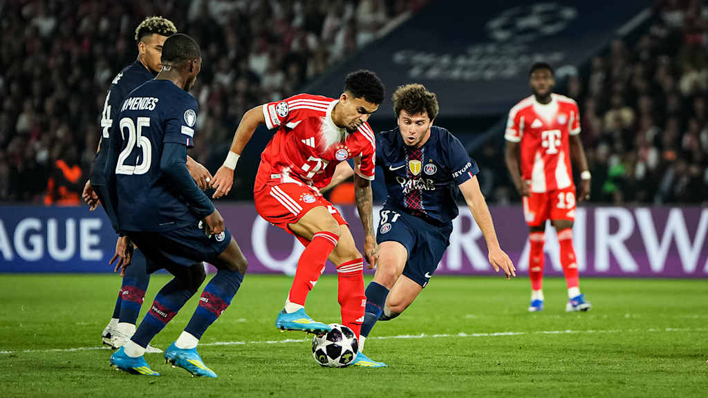 Luis Díaz im Zweikampf während des Halbfinal-Hinspiels des FC Bayern in der Champions League bei Paris Saint-Germain