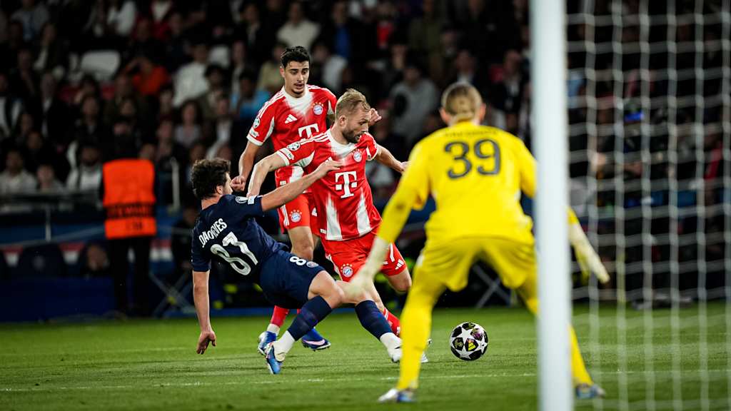 Konrad Laimer mit Ball am Fuß im Strafraum während des Halbfinal-Hinspiels des FC Bayern in der Champions League bei Paris Saint-Germain