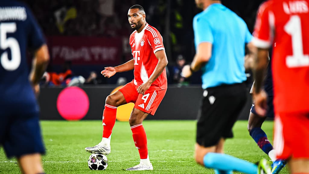 Jonathan Tah mit Ball am Fuß während des Halbfinal-Hinspiels des FC Bayern in der Champions League bei Paris Saint-Germain