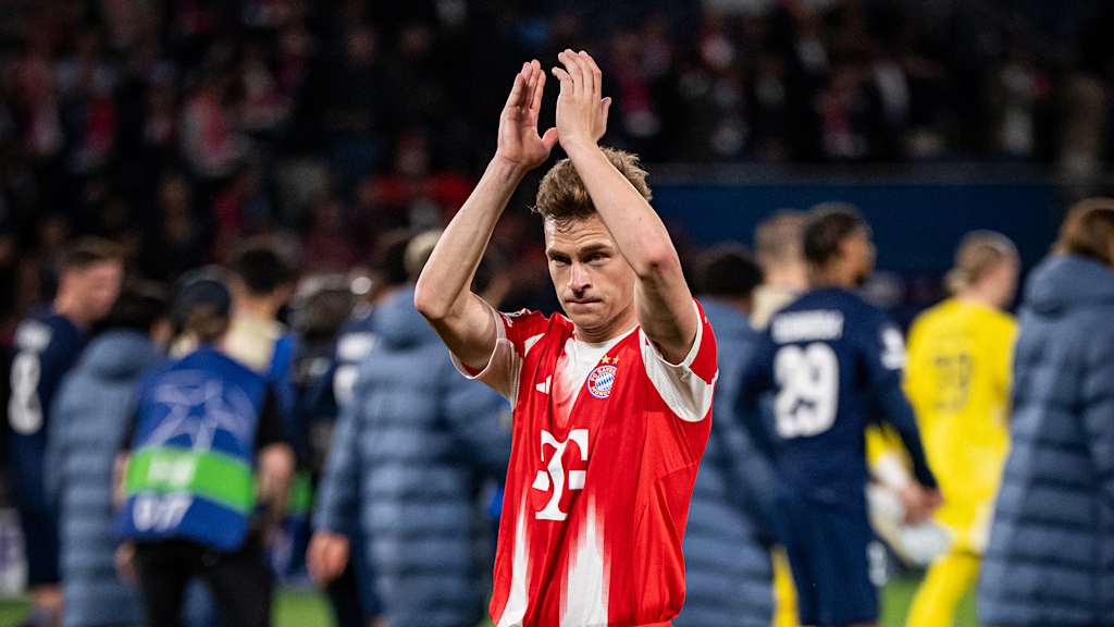 Joshua Kimmich und die Mannschaft vor der Kurve nach dem Halbfinal-Hinspiel des FC Bayern bei Paris Saint-Germain in der Champions League