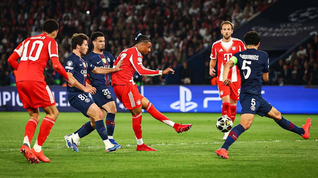 Michael Olise trifft zum 2:2 während des Halbfinal-Hinspiels des FC Bayern in der Champions League bei Paris Saint-Germain