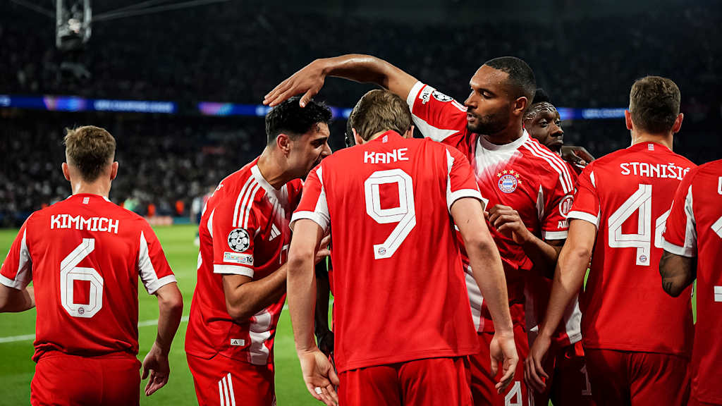 Jonathan Tah, Harry Kane und Co. jubelnwährend des Halbfinal-Hinspiels des FC Bayern in der Champions League bei Paris Saint-Germain