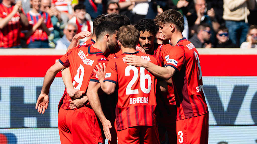 Spieler des 1. FC Heidenheim bejubeln ein Tor.