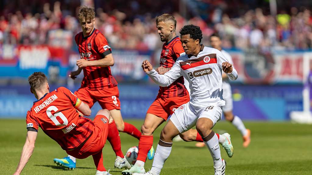 Patrick Mainka führt einen Zweikampf im Spiel des 1. FC Heidenheim gegen den FC St. Pauli.