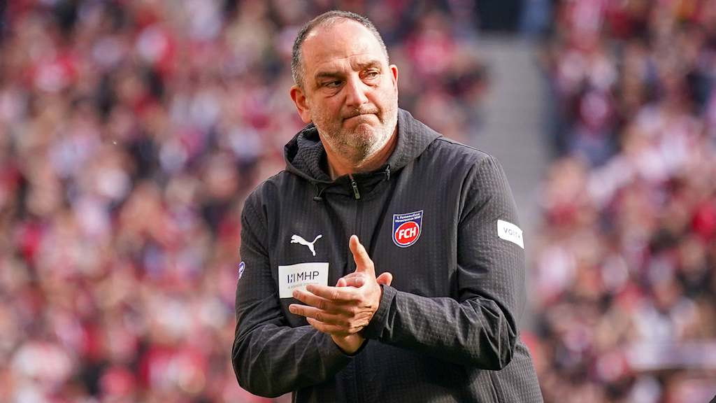 Heidenheim-Cheftrainer Frank Schmidt applaudiert.