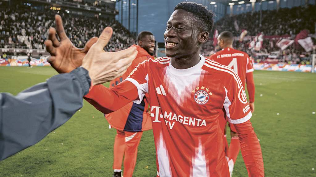 Bara Sapoko klatscht mit einer Hand ein im Millerntorstadion in St. Pauli