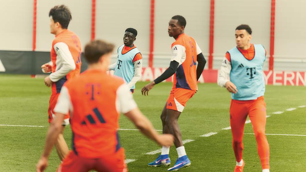 Bara Sapoko inmitten der Teamkollegen im Training des FC Bayern