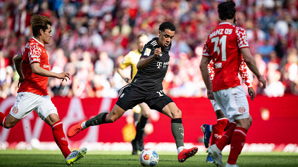 Jamal Musiala beim Torschuss im Bundesliga-Spiel des FC Bayern beim 1. FSV Mainz 05