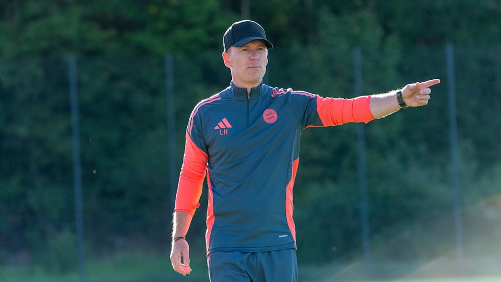 Leonhard Haas gibt Anweisungen während des Trainings.