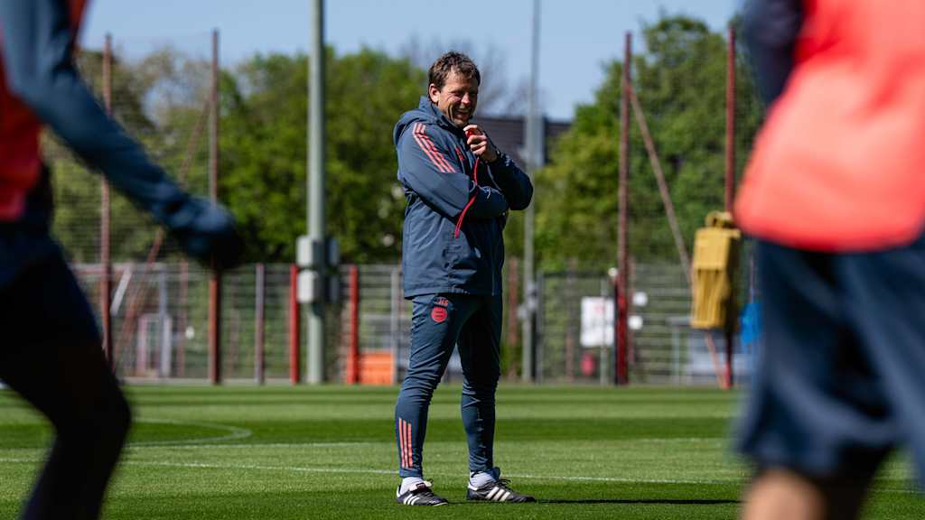 Holger Seitz lächelt im Training der FC Bayern Amateure.