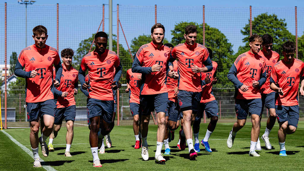 Die FC Bayern Amateure laufen gemeinsam.
