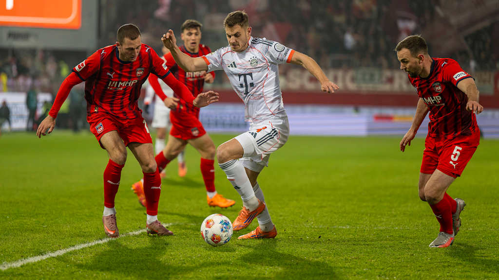 Josip Stanisic dribbelt mit dem Ball im Bundesliga-Spiel des FC Bayern beim 1. FC Heidenheim.