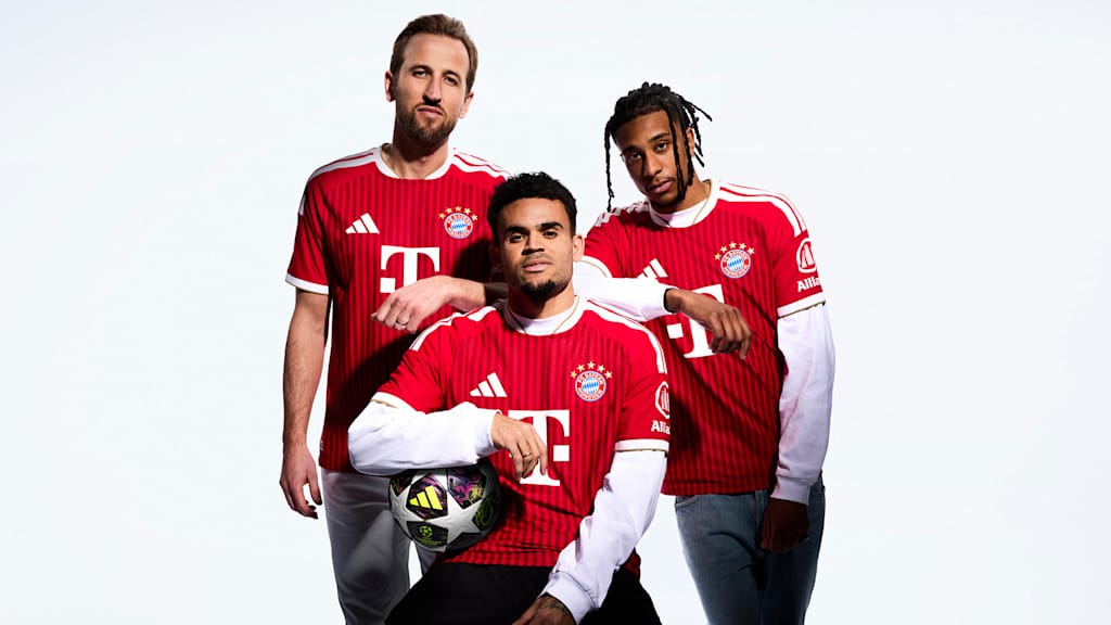 Harry Kane, Luis Díaz, Michael Olise im roten Home-Trikot des FC Bayern für die Saison 2026/27