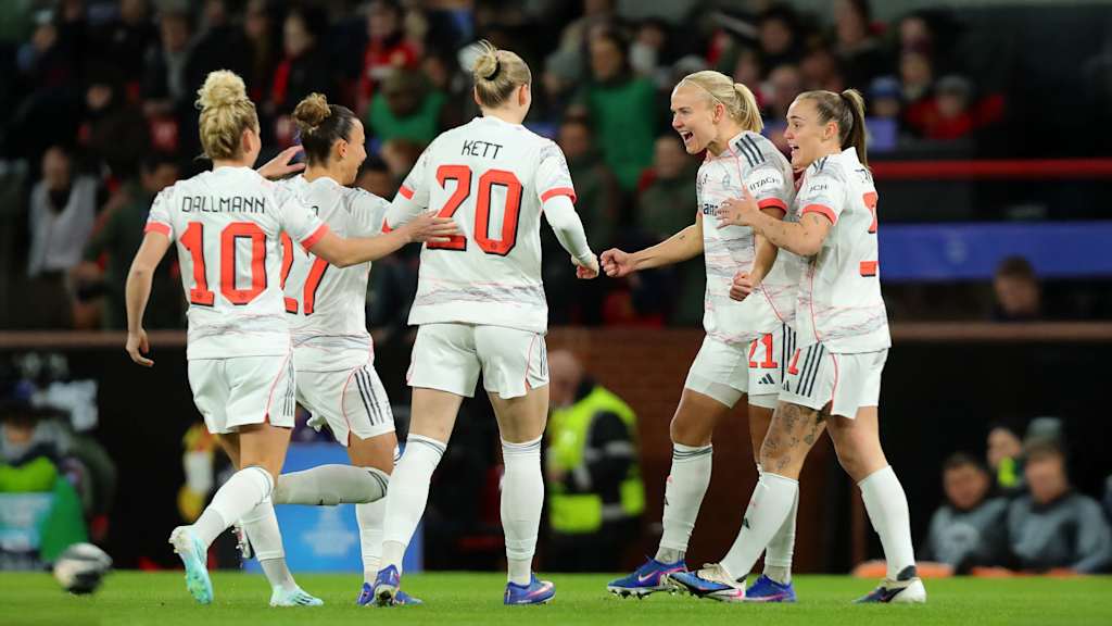 Die FC Bayern Frauen bejubeln ein Tor im Duell gegen Manchester United.