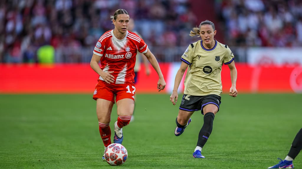 Klara Bühl mit dem Ball am Fuß im Duell gegen den FC Barcelona.