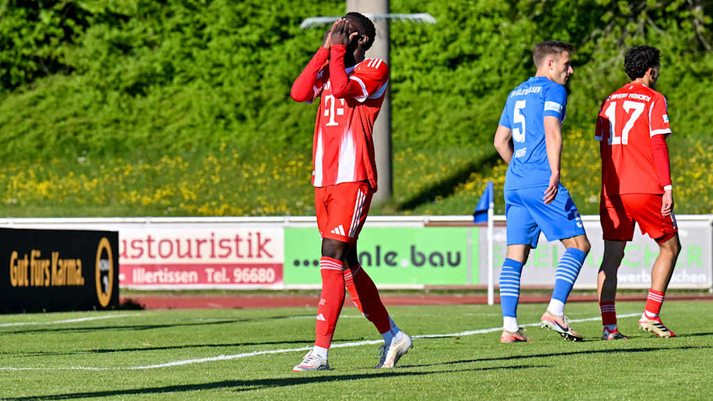 Bajung Darboe hält sich die Hände vors Gesicht.